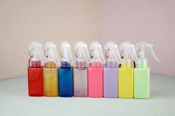 Schermdruk 100 ml PET vierkantvormige trigger sprayer fles met draagbare mentale haak