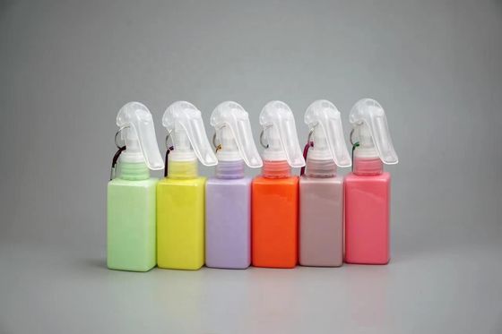 Schermdruk 100 ml PET vierkantvormige trigger sprayer fles met draagbare mentale haak